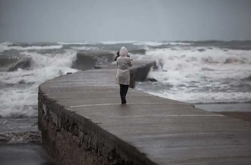 Cielo mayormente nublado y ráfagas de viento de hasta 60 kilómetros