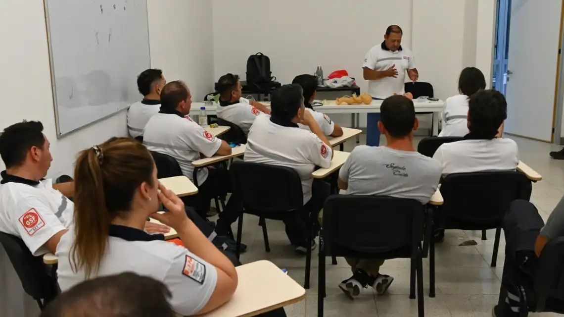 Más de 60 choferes de la SeLIAR 107 recibieron una capacitación para jerarquizar su rol como integrantes de las unidades de emergencia. La instancia profundizó la formación que se inició en 2024 con un curso integral.