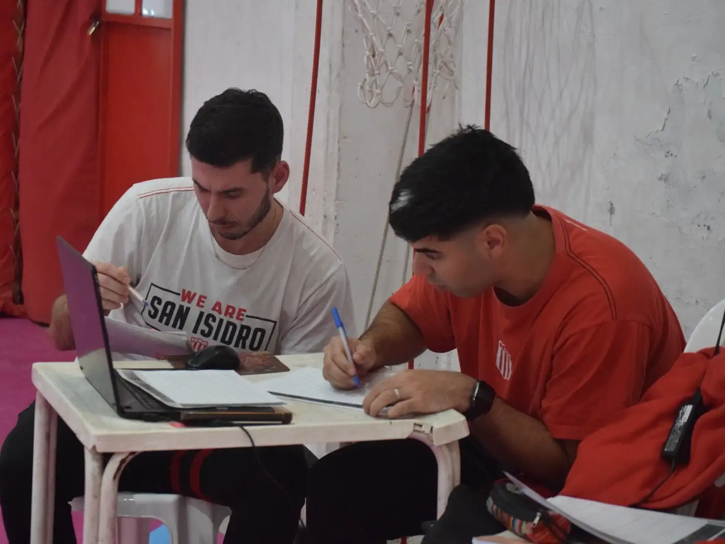 Parte del cuerpo técnico de inferiores de San Isidro durante las evaluaciones.