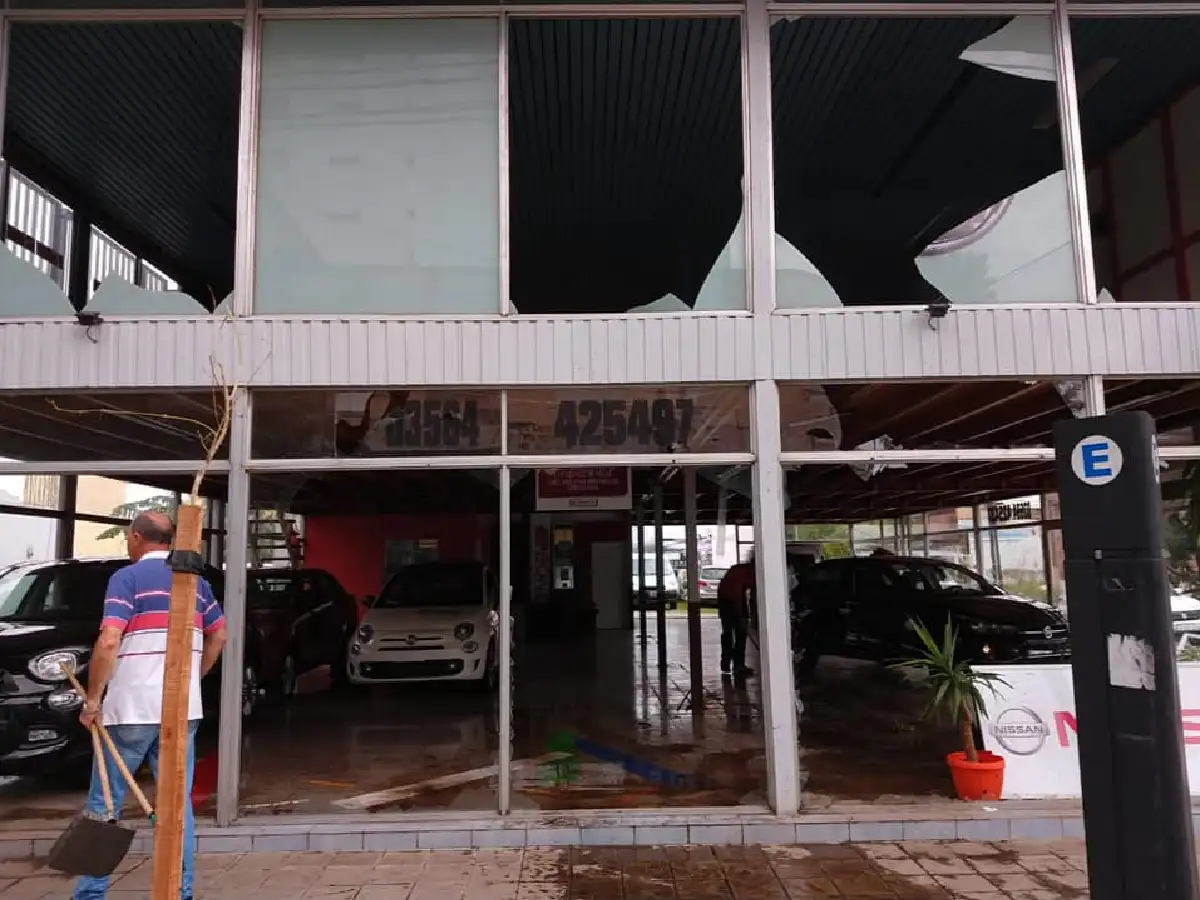 Fuerte temporal en la ciudad causó destrozos