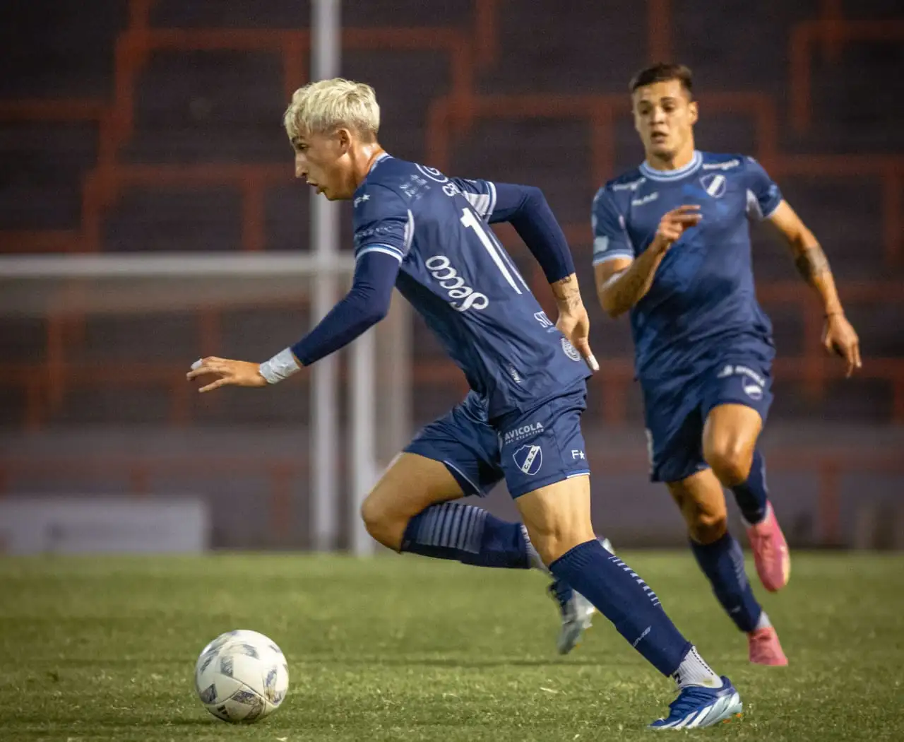 Tomás Rambert llevando el balón.