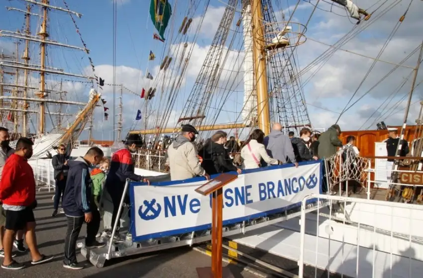Turistas y marplatenses disfrutan de "Velas Latinoamérica 2022" en el Puerto