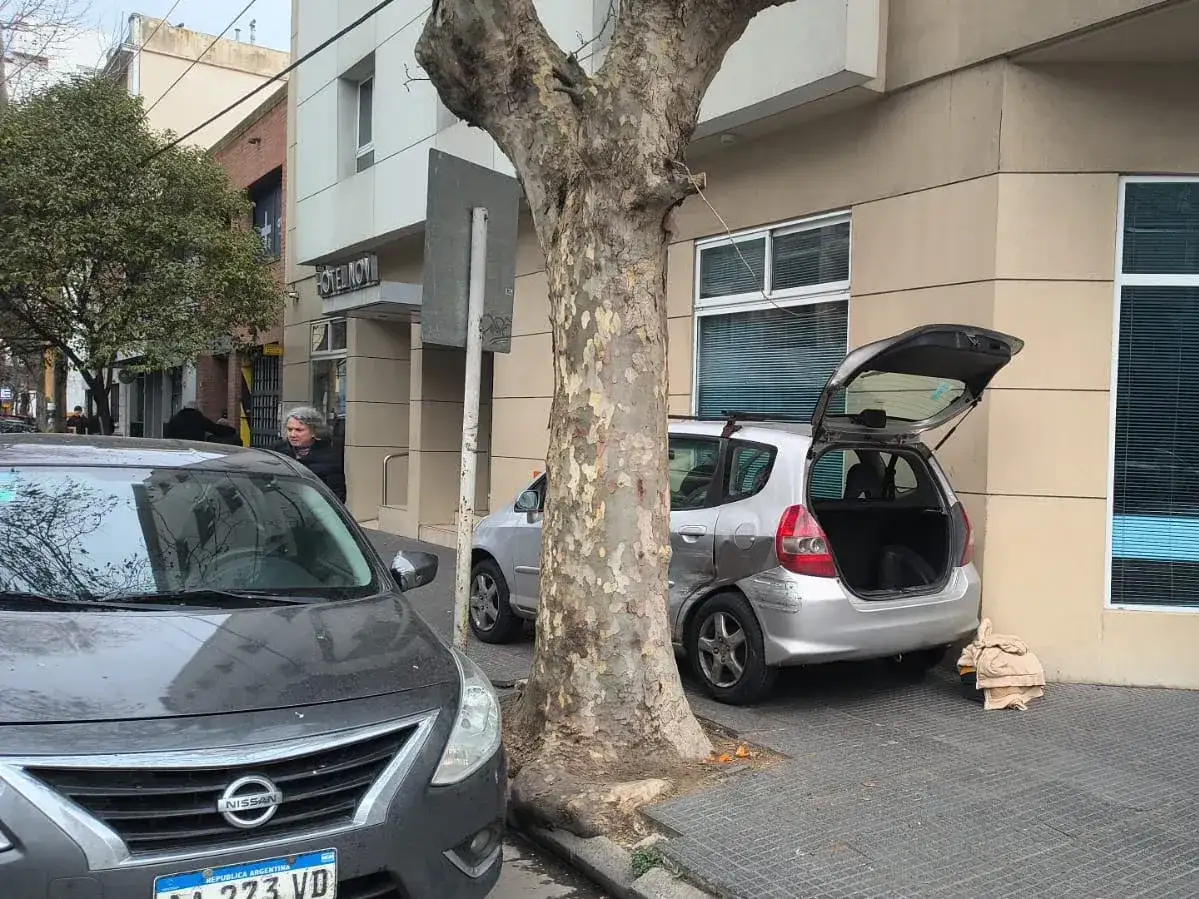 El conductor manejaba una Jeep Compass.