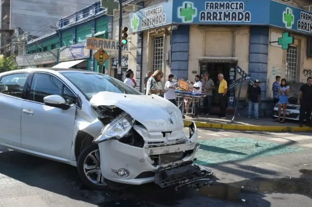 Impresionante choque entre dos autos en barrio Candioti: una persona resultó lesionada
