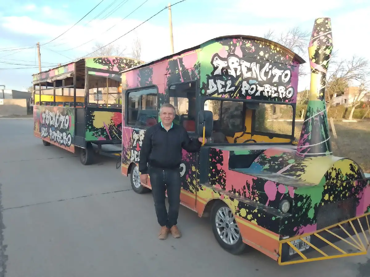 Con mirada turística: un trencito recorre las calles de Arroyito            