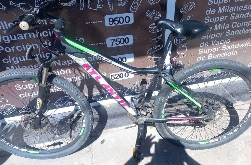 Sin códigos: le pegó un piedrazo para robarle la bicicleta y se hizo pasar por la víctima