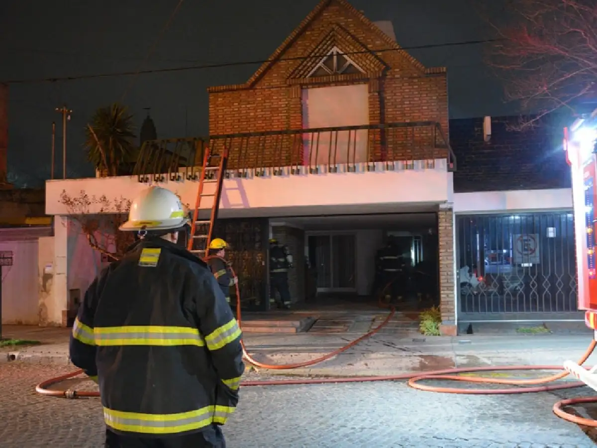 Rescatan a una familia y su mascota de un incendio