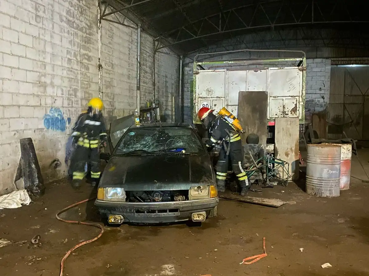 Bomberos sofocaron las llamas.
