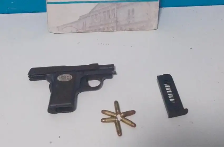 Noche movida por Constitución: atrapan a dos hombres, uno con una pistola lista para disparar