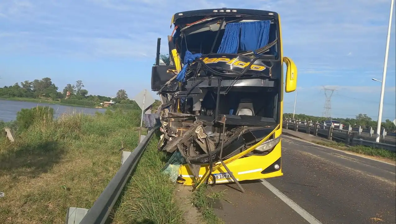 Colisionaron un camión y un colectivo en la Ruta 168