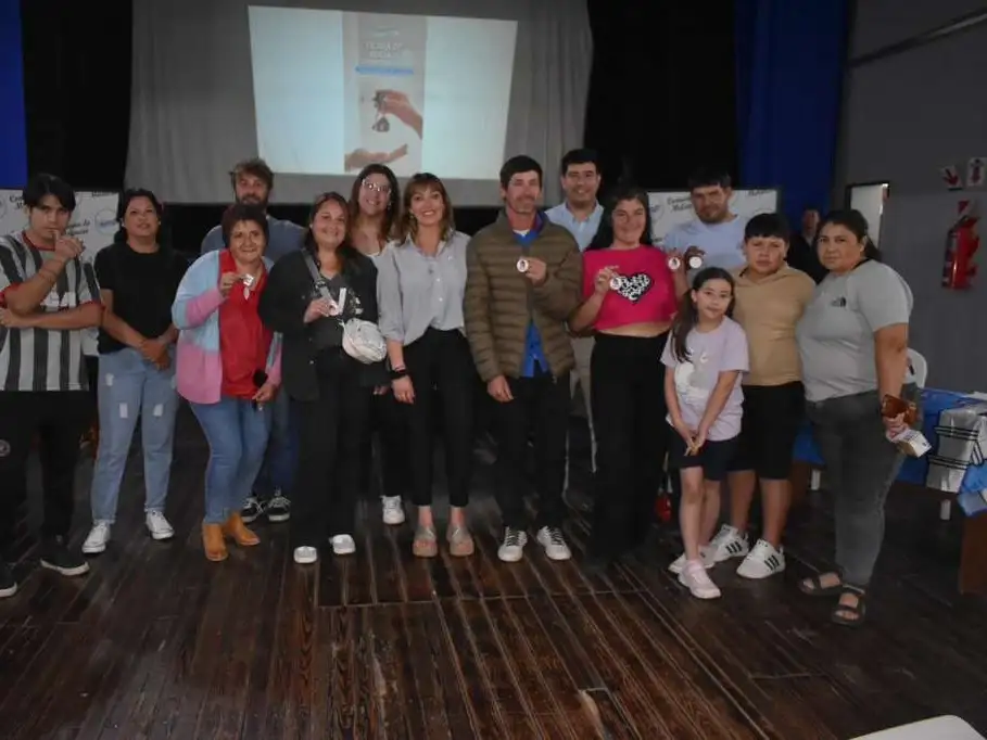 Las familias sorteadas junto a las autoridades comunales