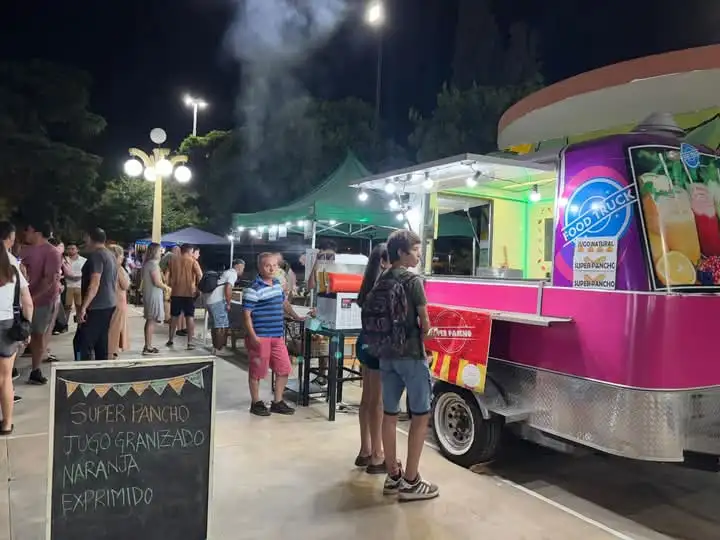 Paseo de la Ciudad en el playón del Parque Municipal.
