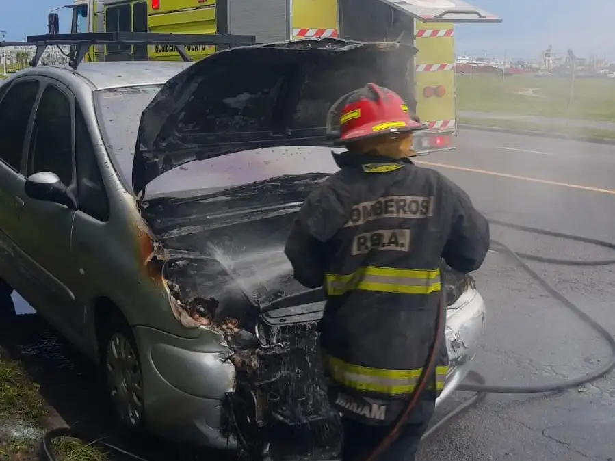 El vehículo sufrió el incendio en su parte delantera.