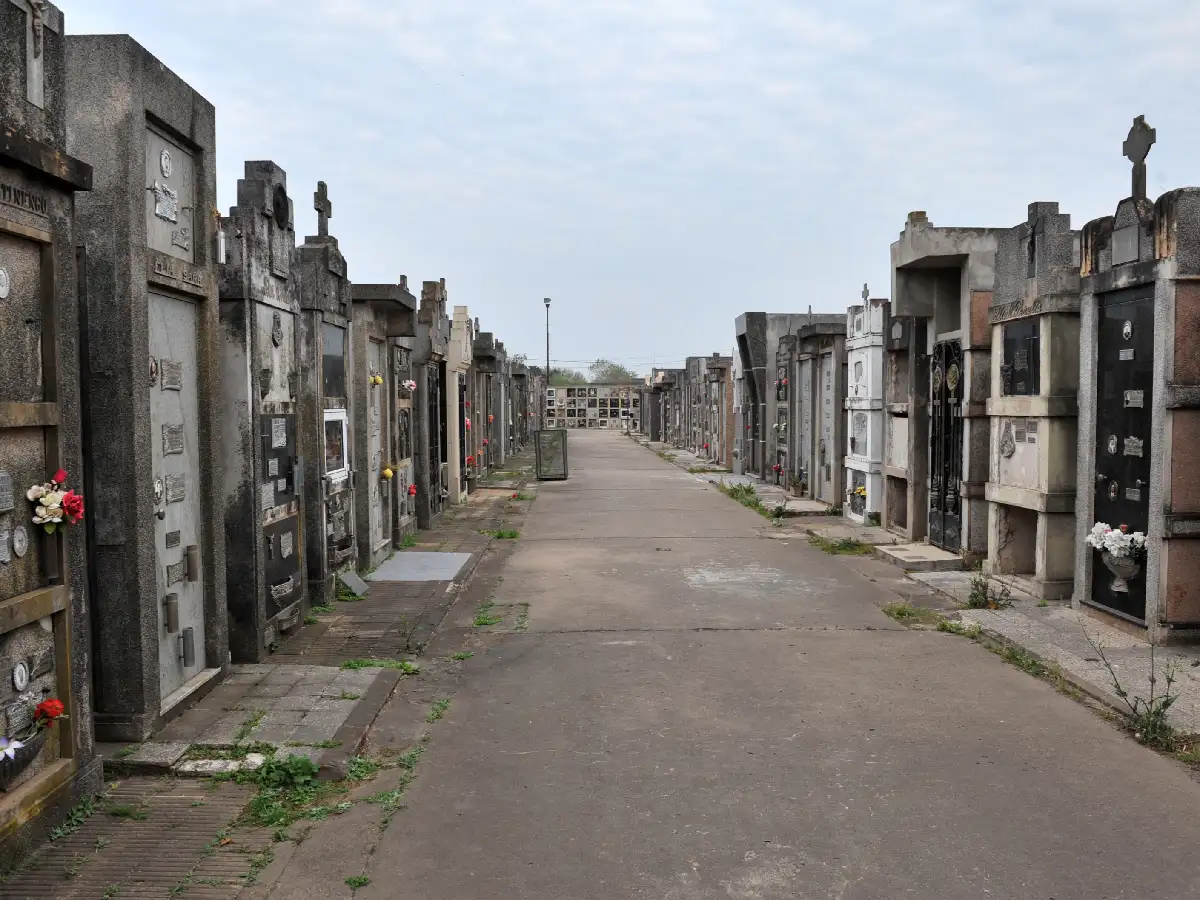 Dos detenidos por robar placas y floreros del cementerio