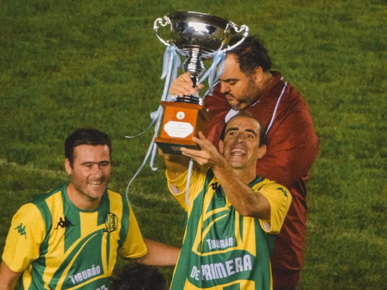 Leandro Somoza levantando la copa en cancha de Arsenal.