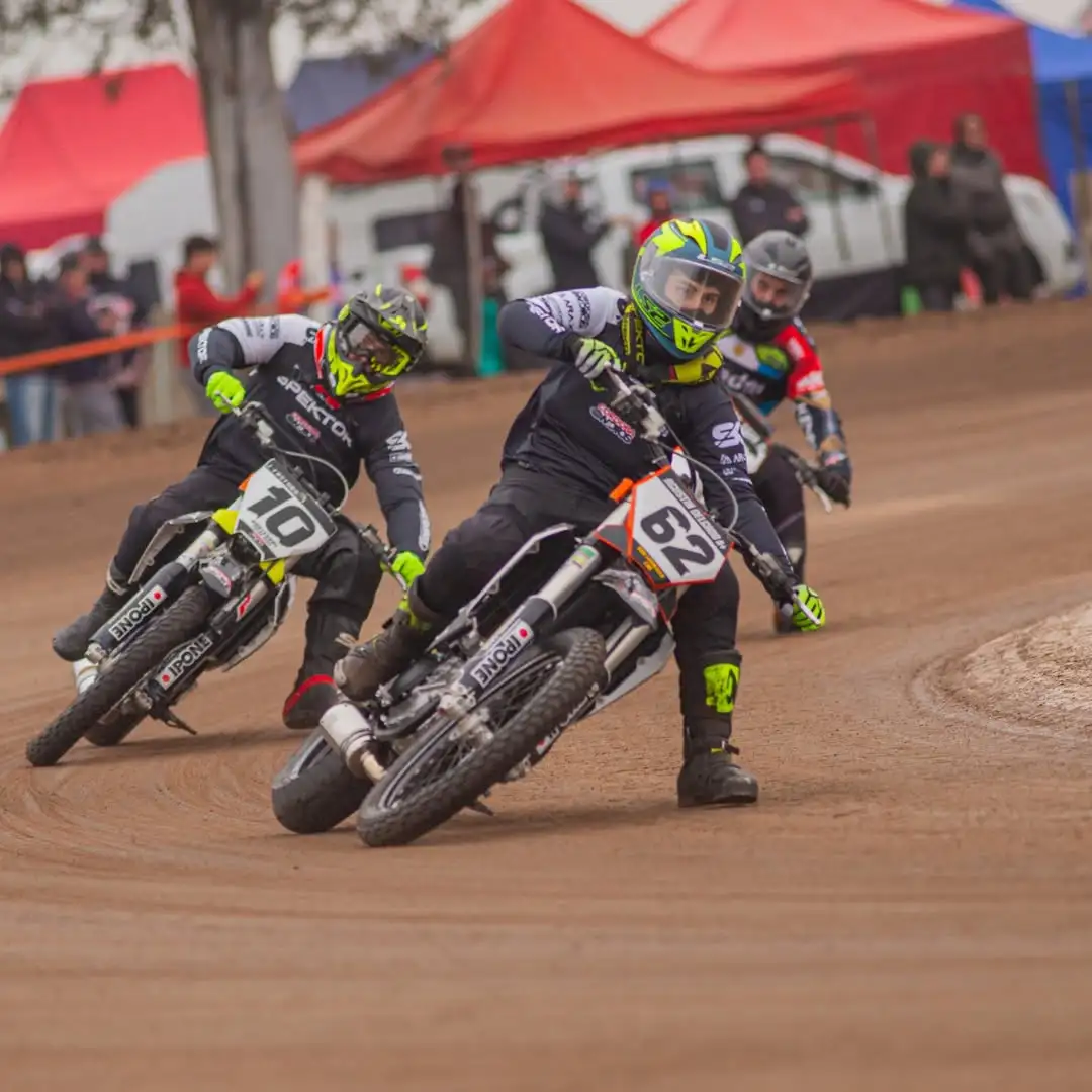 El sanfrancisqueño cerró un gran fin de semana siendo protagonista en 125cc Internacional y 250-450cc.