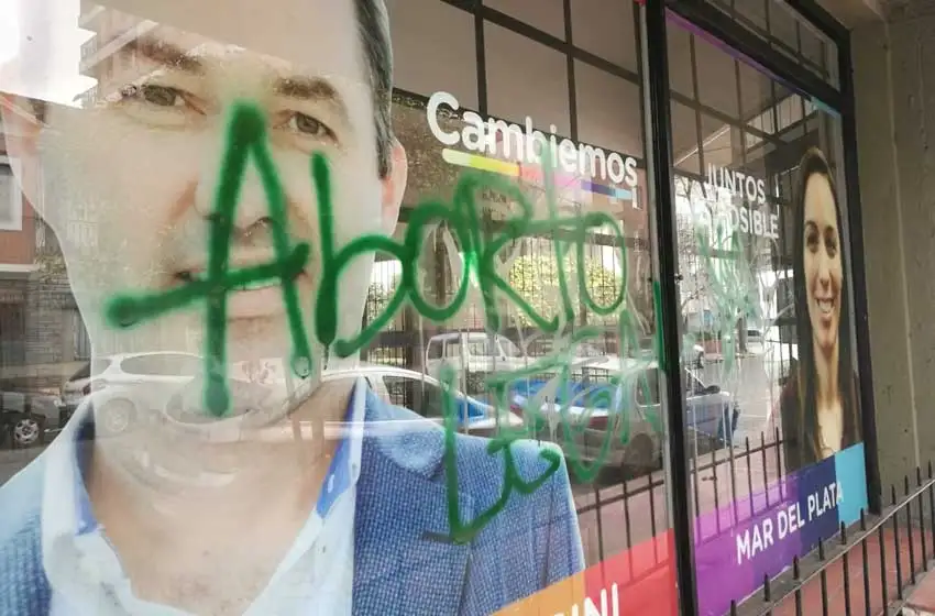 Escracharon con pintadas el local de Fiorini