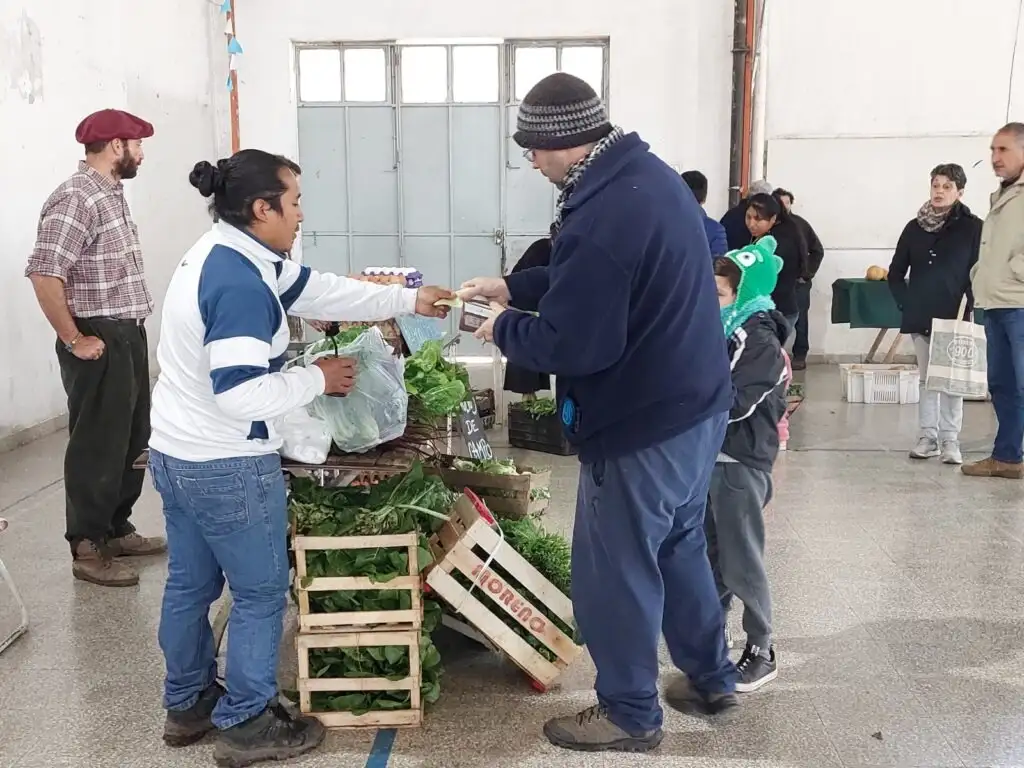 La tradicional feria dominguera se muda a la Escuela Nº 496.