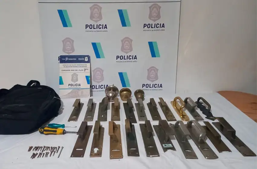 Caen con 25 picaportes y dos destornilladores: la pareja fue advertida por el COM