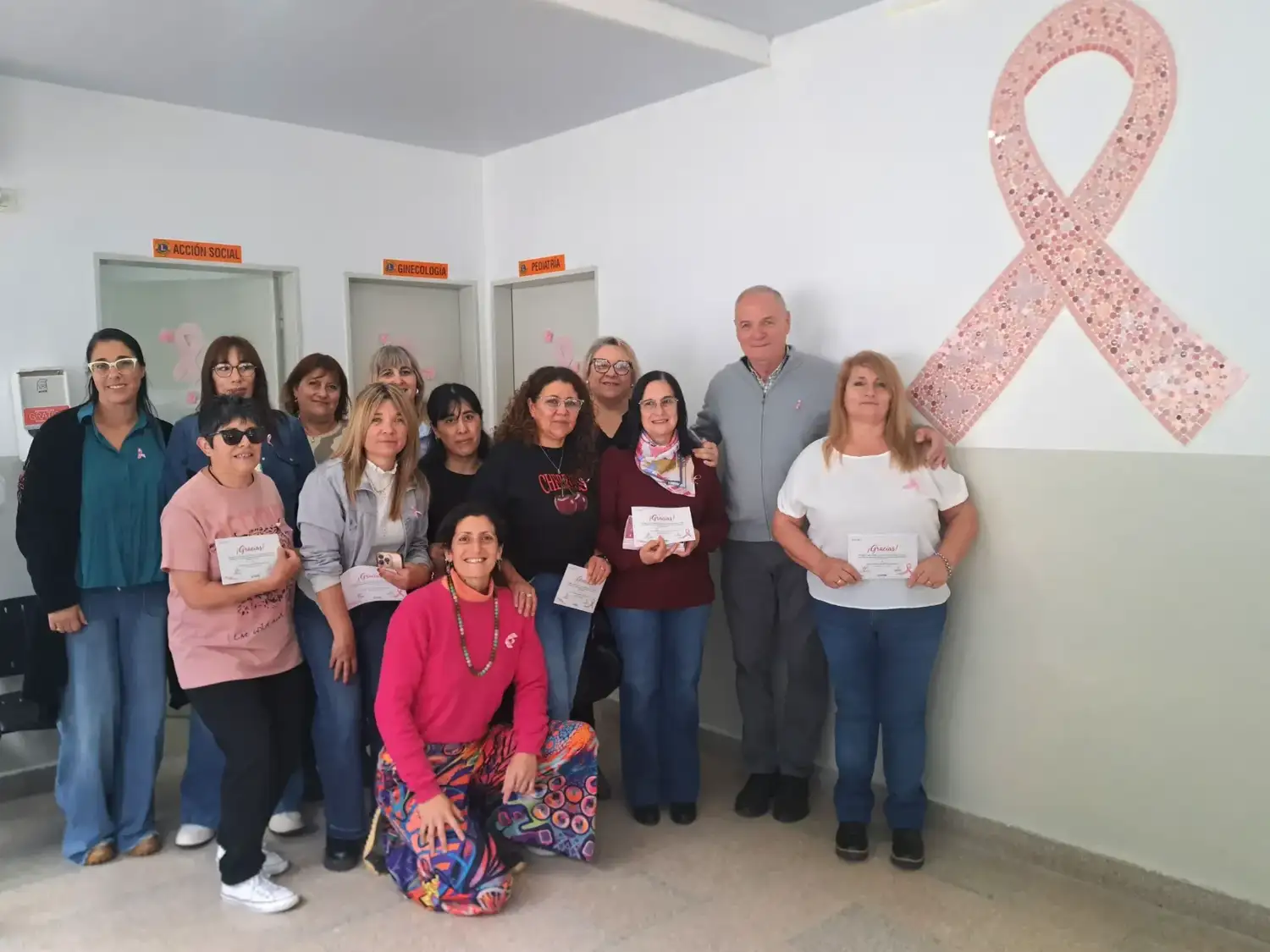 Vecinos y autoridades de Villa Cañás se reunieron para inaugurar un mural con el lazo rosa, símbolo de la lucha contra el cáncer de mama, en una jornada de concientización y prevención realizada en el centro de salud local.