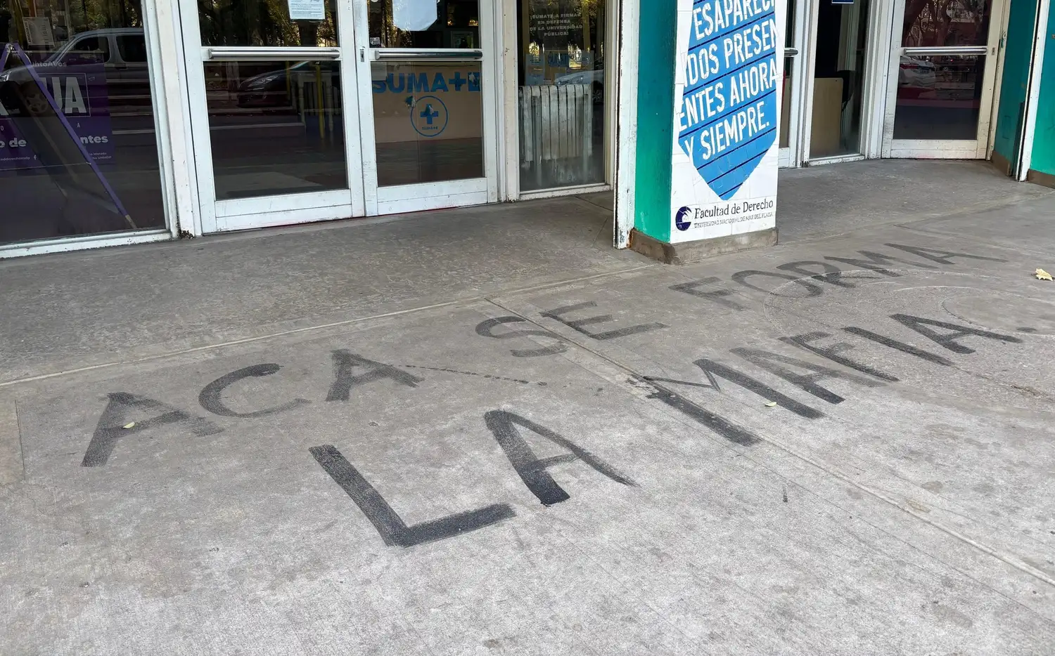 La pintada que dejaron en la puerta de la Facultad de Derecho tras la condena a Cristina.
