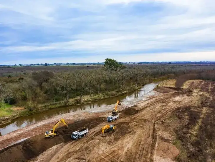 La Provincia combina obras hidráulicas, mantenimiento de cauces y monitoreo en tiempo real para reducir el riesgo de inundaciones.