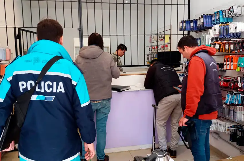 Clausuran comercios, secuestran 115 celulares y detienen a 3 personas
