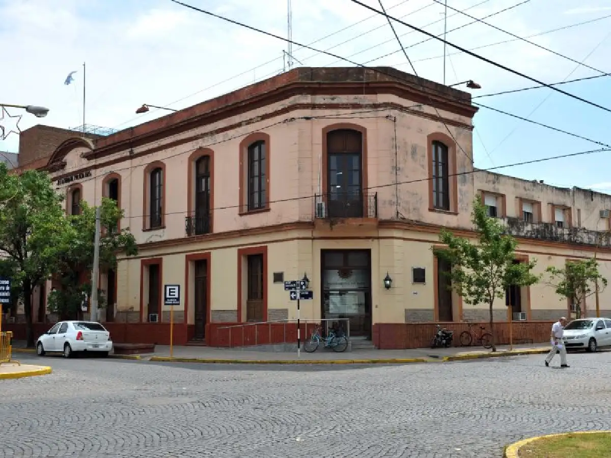 Motochorros le robaron la cartera a una mujer