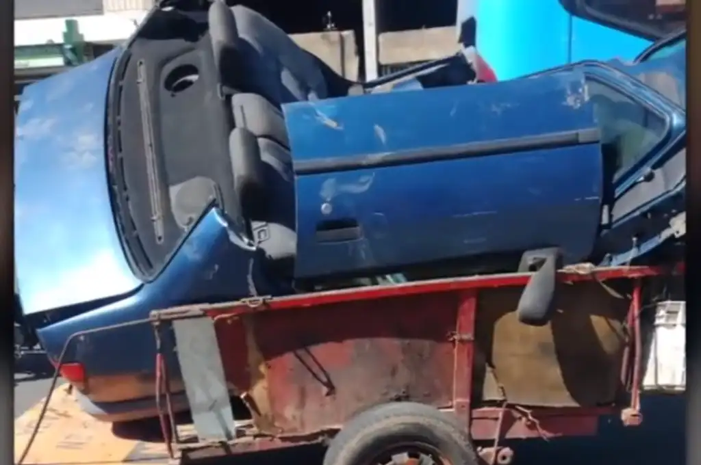 El auto desguazado arriba de un carro camino a una chatarrería