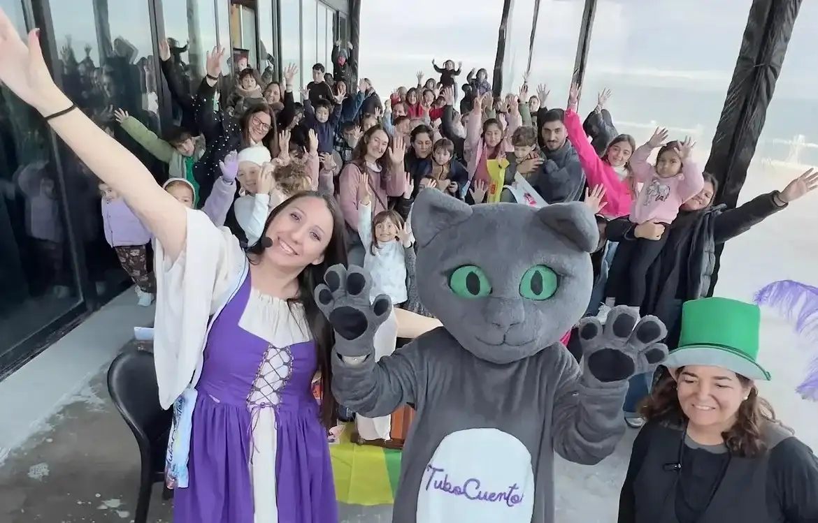 Jimena Gamarra y los personajes de su obra se encuentran todos los días en la Feria del Libro Infanto y Juvenil.