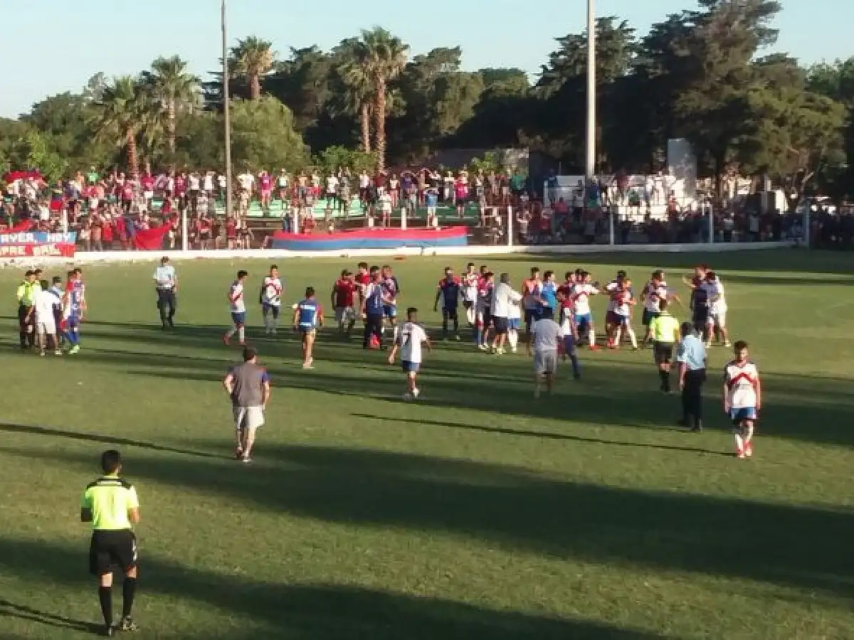 La policía investiga de oficio violencia en el fútbol de la región 