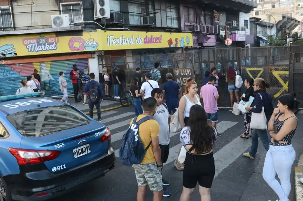 Tensión en Once: allanaron a manteros y secuestraron cientos de bultos con mercadería
