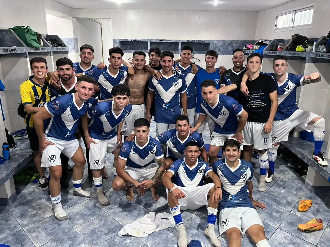 La V Azulada venció por la mínima a Nueva Era y avanzó de ronda. Foto: Fabián Gallego