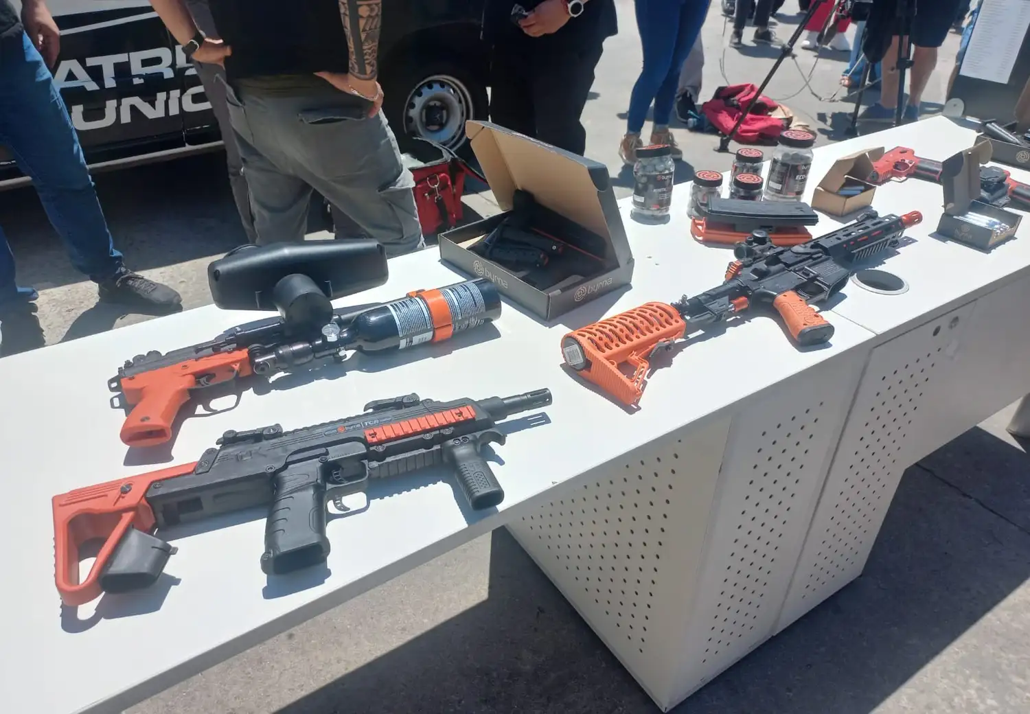 El jefe comunal aseguró que la compra de armas no letales como respuesta a los reclamos de la gente.