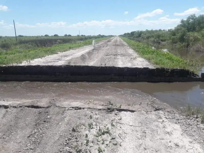 Los Amores: colapsó el puente sobre la Ruta 30 y cruzan a pie el canal