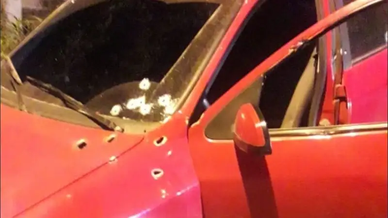 Atacaron a balazos a un hombre dentro de su auto