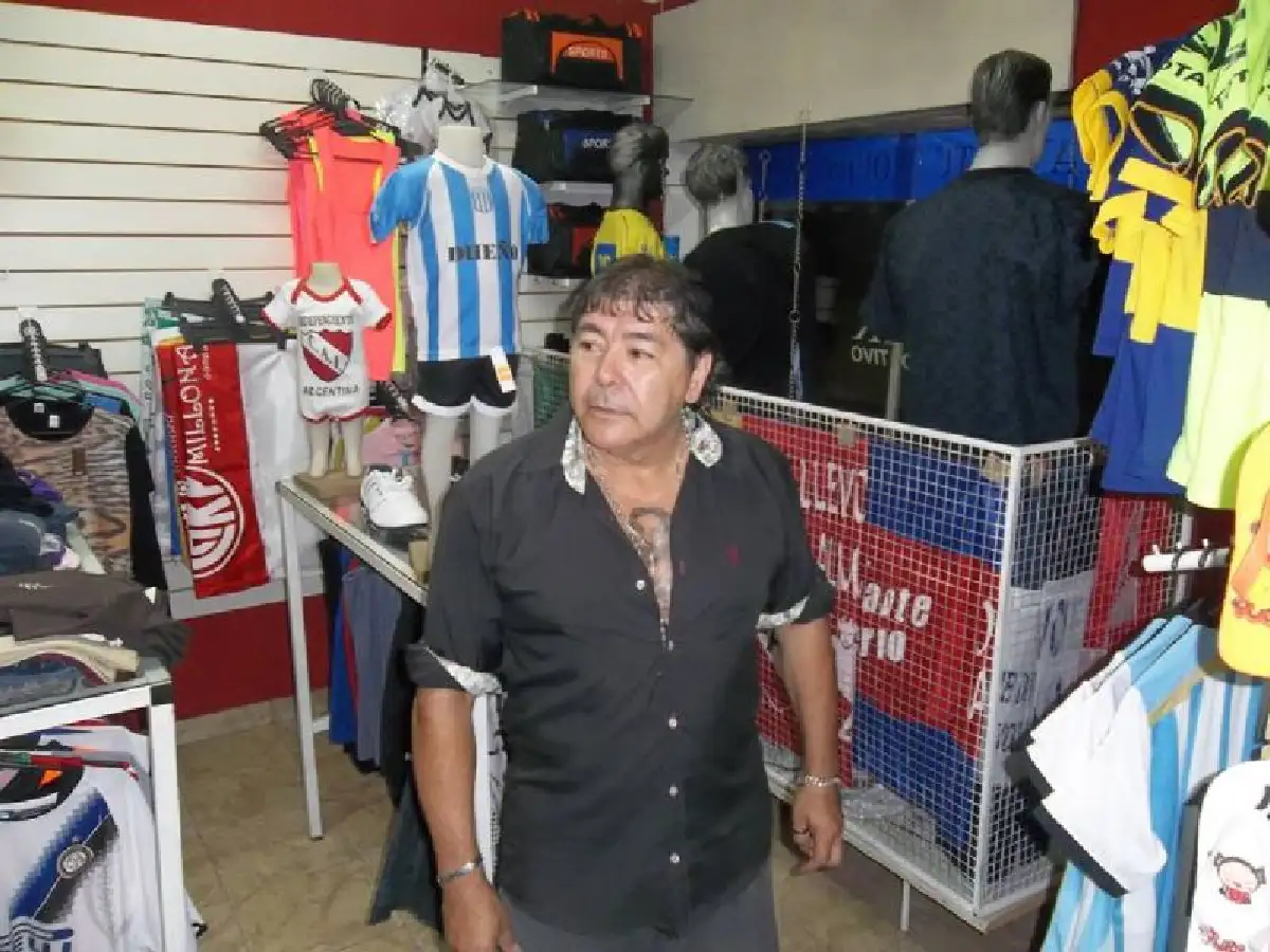 A ladrillazos rompieron vidriera para robar en una tienda de barrio La Milka