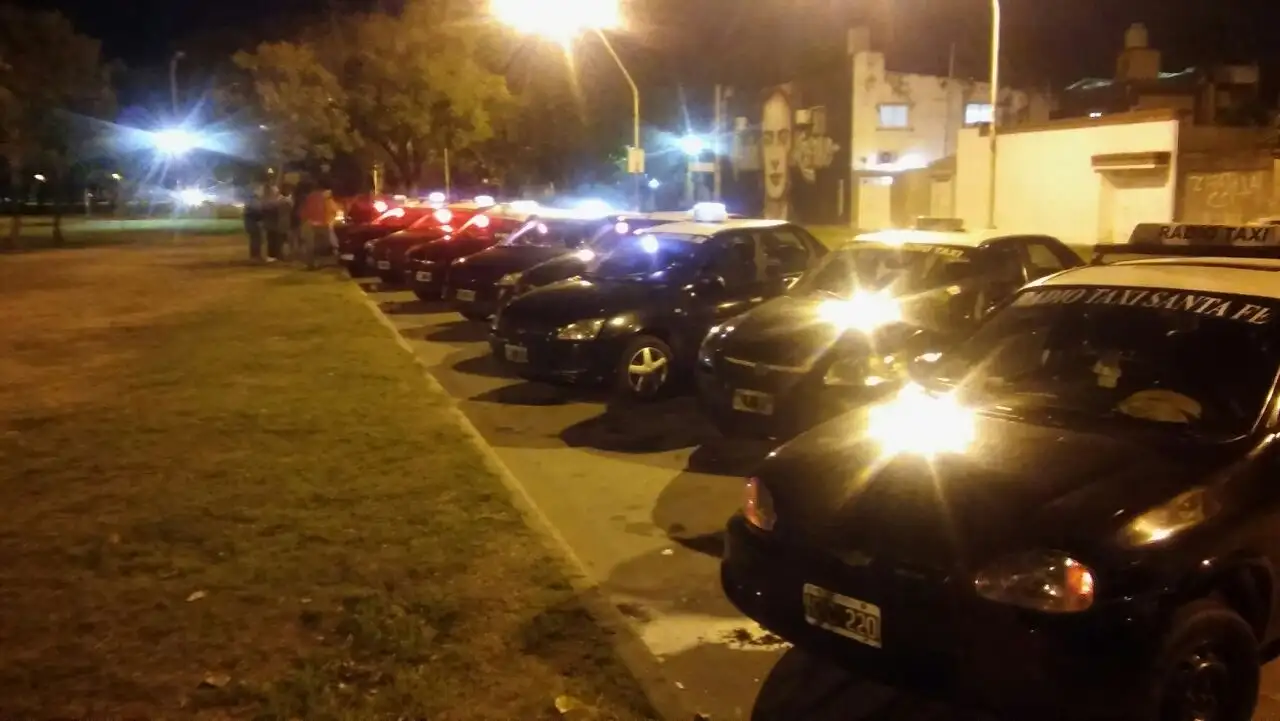 Taxis adhieren al paro del Lunes 25
