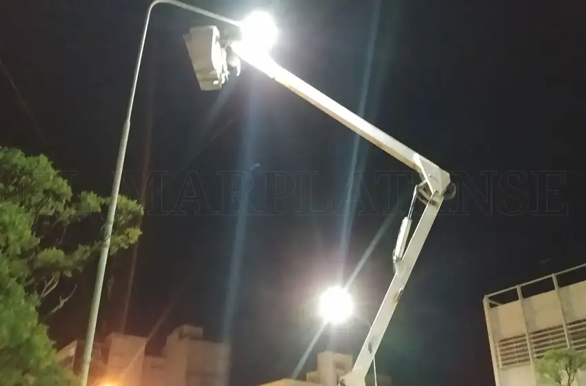 Piden arreglos de luminarias en la costa marplatense
