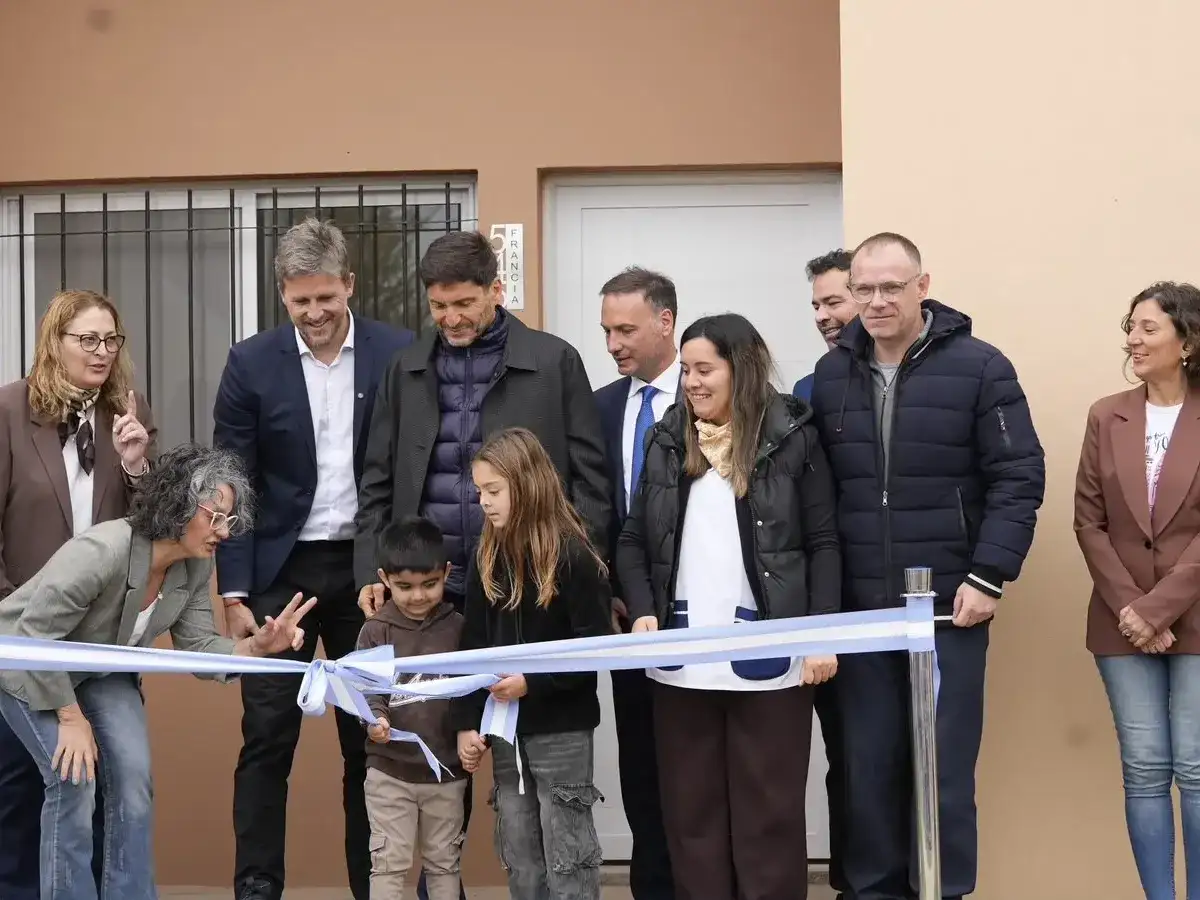 El tradicional "corte de cintas" con el gobernador junto a funcionarios, legisladores y vecinos beneficiarios.