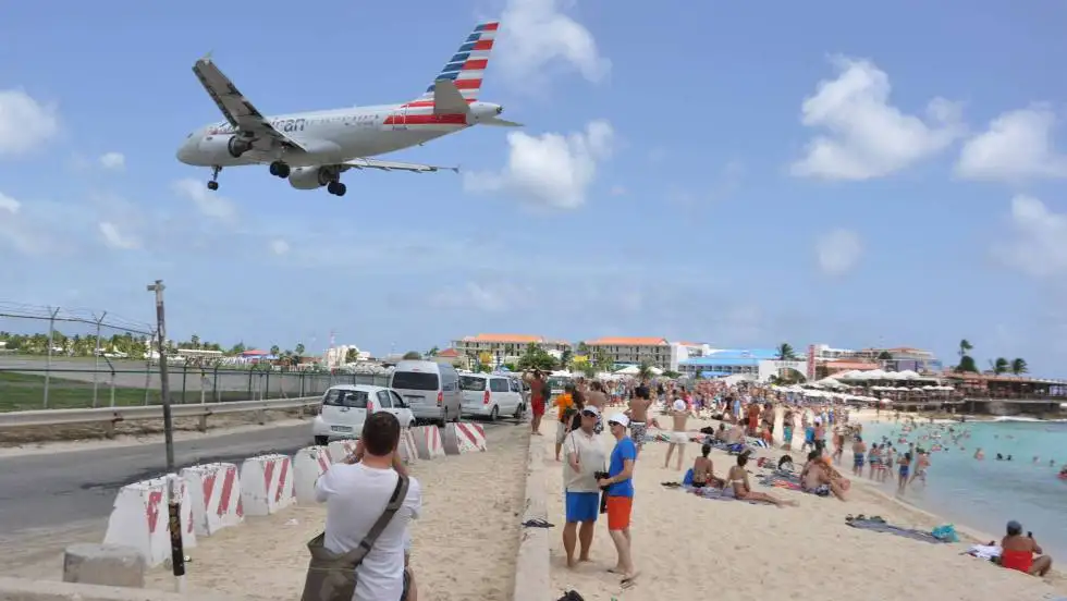 Muere una turista en el Caribe arrastrada por el rebufo de un avión