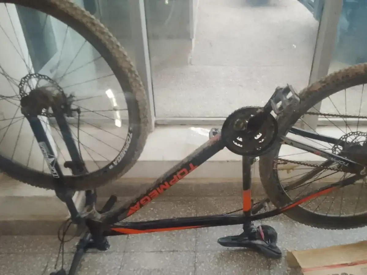 La bicicleta en la que se movilizaban los jóvenes también fue derivada a sede policial.