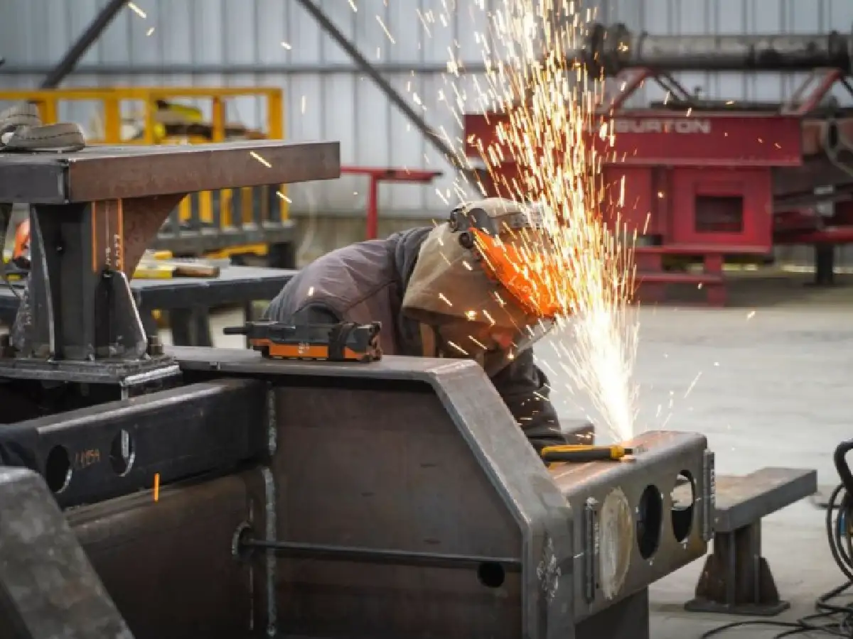 La producción industrial y la construcción cayeron en febrero