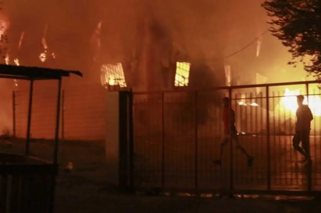 Un campo de refugiados en Grecia queda destruido por un incendio