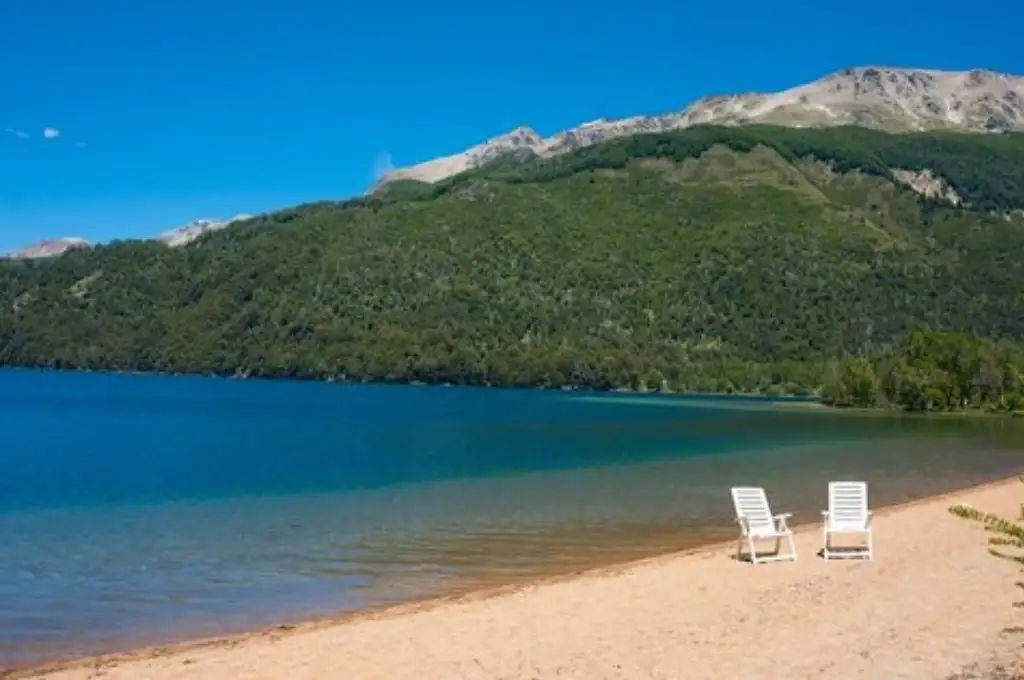 El cuerpo se encontraba a unos 30 minutos de la costa de acceso al lago Falkner.