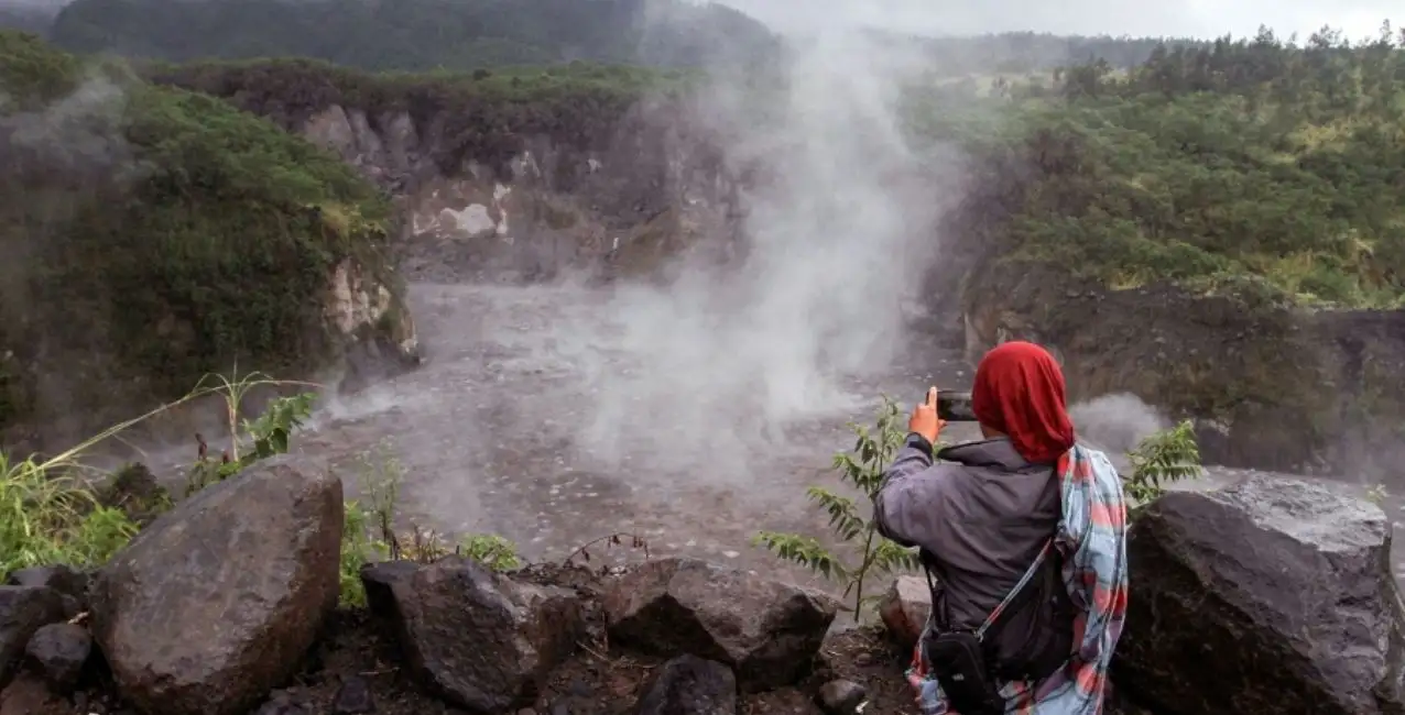 Tras la erupción de un volcán en Indonesia, evacuaron a 253 personas