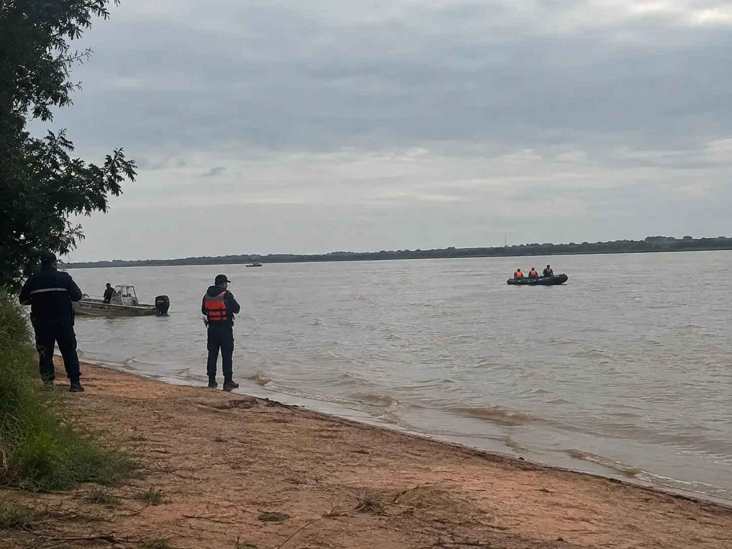 Buscan a dos adolescentes que desaparecieron tras ingresar al río Paraná