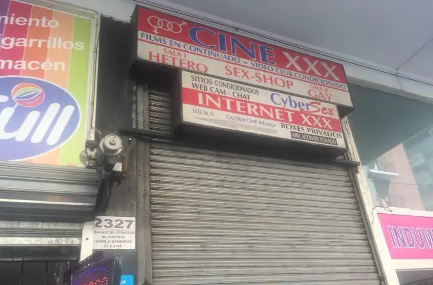 Encontraron a un hombre muerto en una sala de un cine triple X