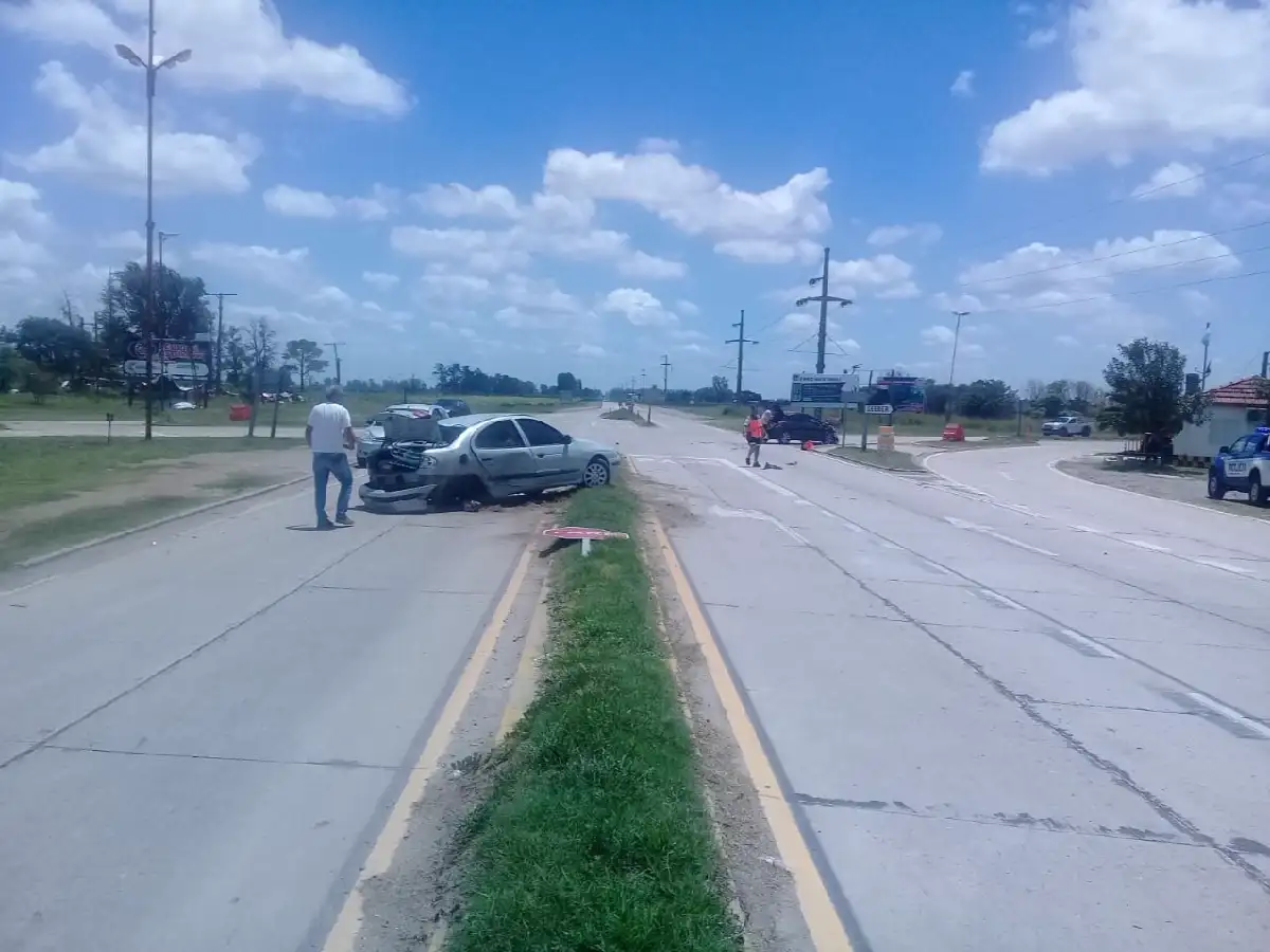 Perdió el control de su auto y chocó en el cruce de las rutas 1 y 17