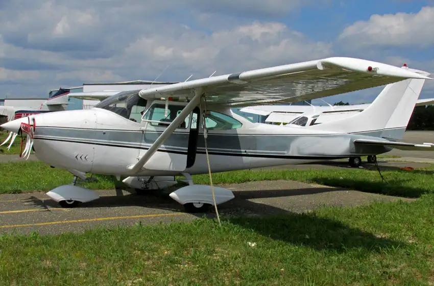 Una avioneta se estrelló contra la pista del aeropuerto local